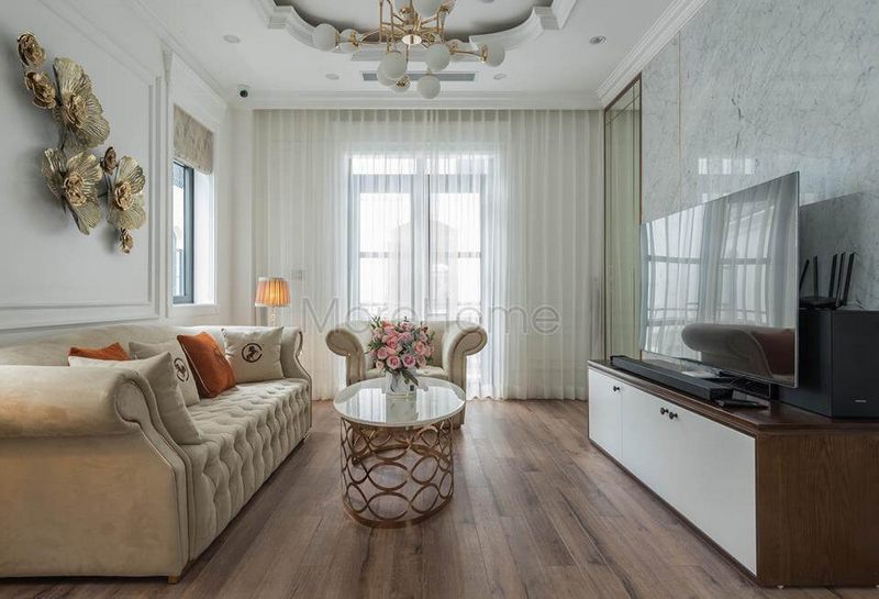 Việc thi công nội thất gỗ cho phòng khách của biệt thự tân cổ điển.